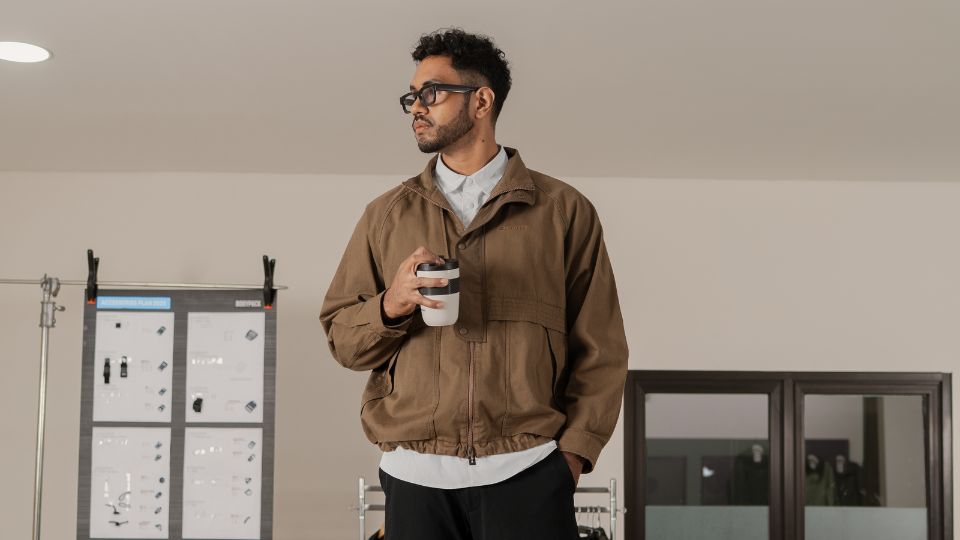 Gaya Rapi Tetap Stylish! Ini Jaket Kerja Bodypack yang Wajib Kamu Punya!