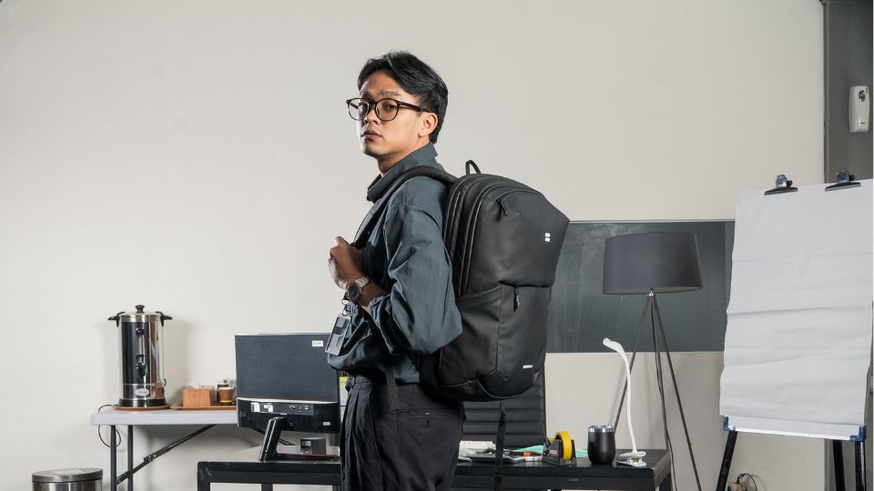 Dari Motor Sampai KRL, Ini Rekomendasi Tas Bodypack yang Bikin Kamu Praktis Berangkat Kerja