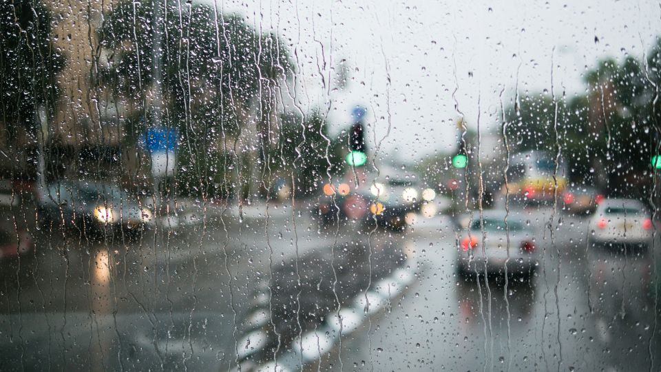 Siap Hadapi Musim Hujan dengan Outfit Bodypack