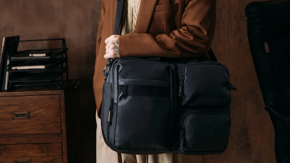Tetap Profesional dan Praktis: 4 Rekomendasi Shoulder Bag Pria dari Bodypack