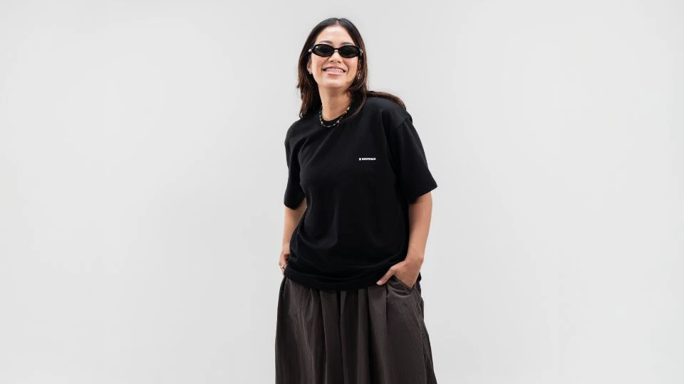 Pilih baju oversize yang sesuai dengan ukuran tubuh, jangan sampai malah kebesaran