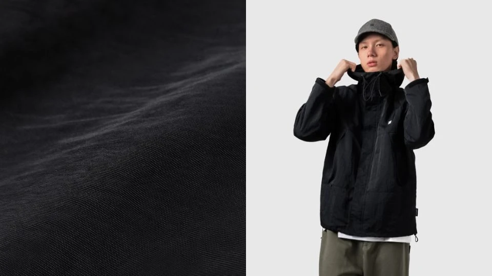 Bodypack Alpha adalah jaket windbreaker pria yang cocok untuk dijadikan OOTD sehari-hari.