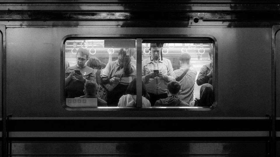 Panduan Outfit Commuting Pria: Tetap Nyaman dan Rapi untuk Kerja Setiap Hari