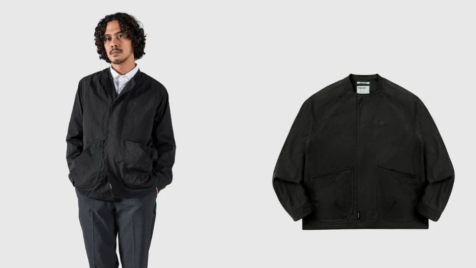 Bodypack Locust Collarless Jacket melengkapi outfit kantor pria dengan desain minimalis yang nyaman dipakai seharian.