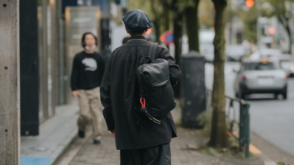 Membawa Barang-Barang Pribadimu di Tas Bodypack
