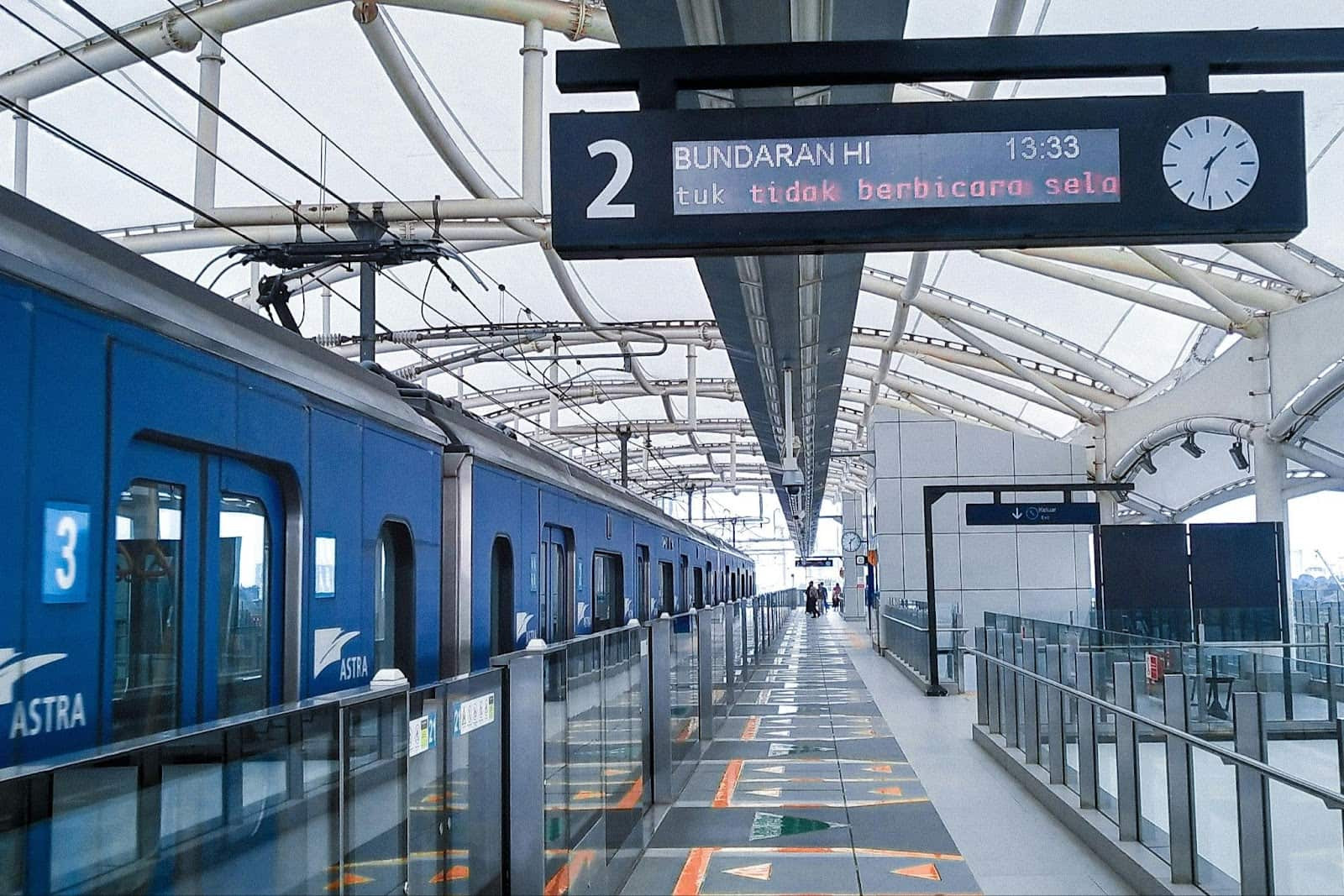 Suasana LRT MRT